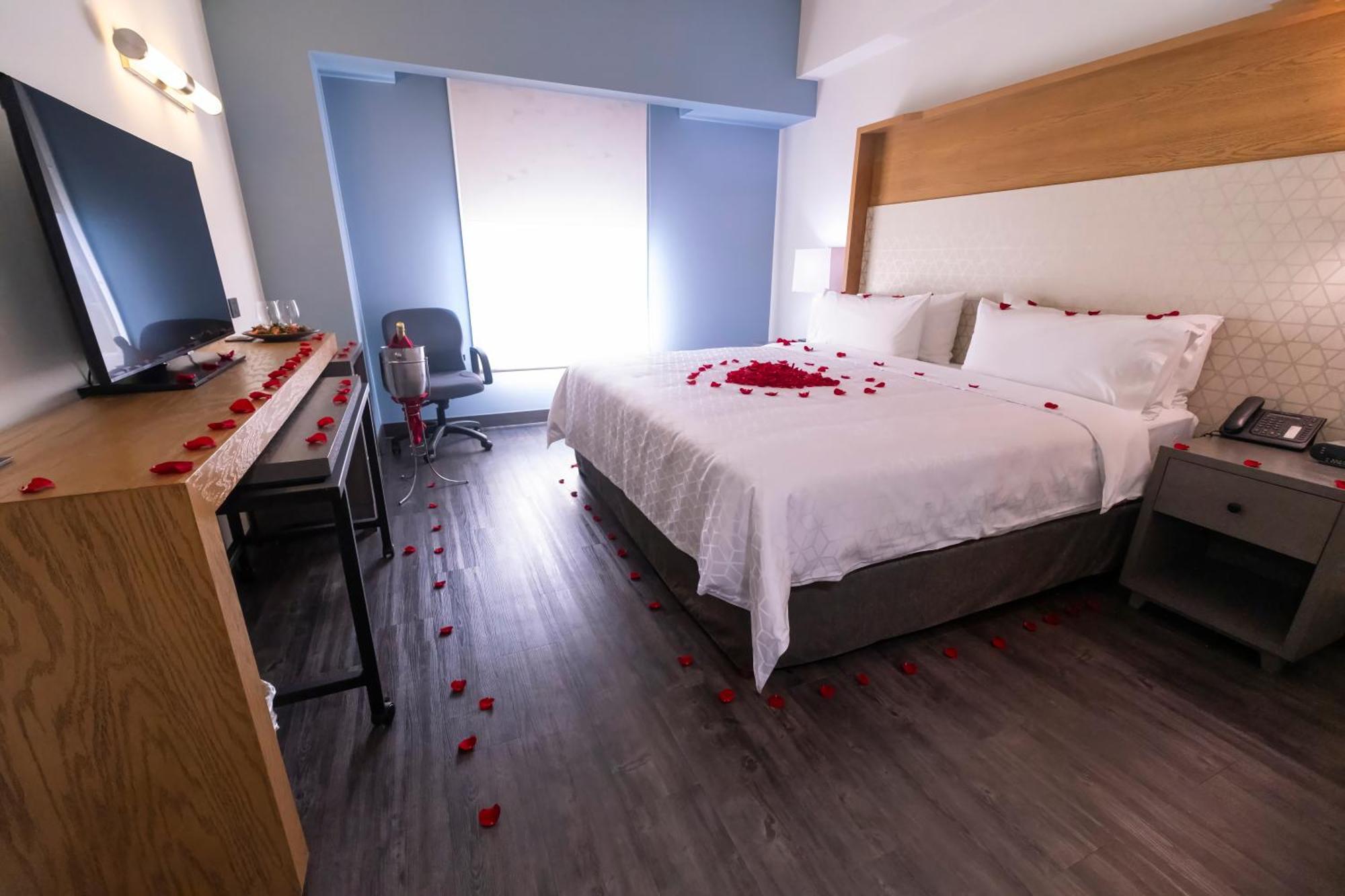 Holiday Inn Uruapan By Ihg Exterior photo