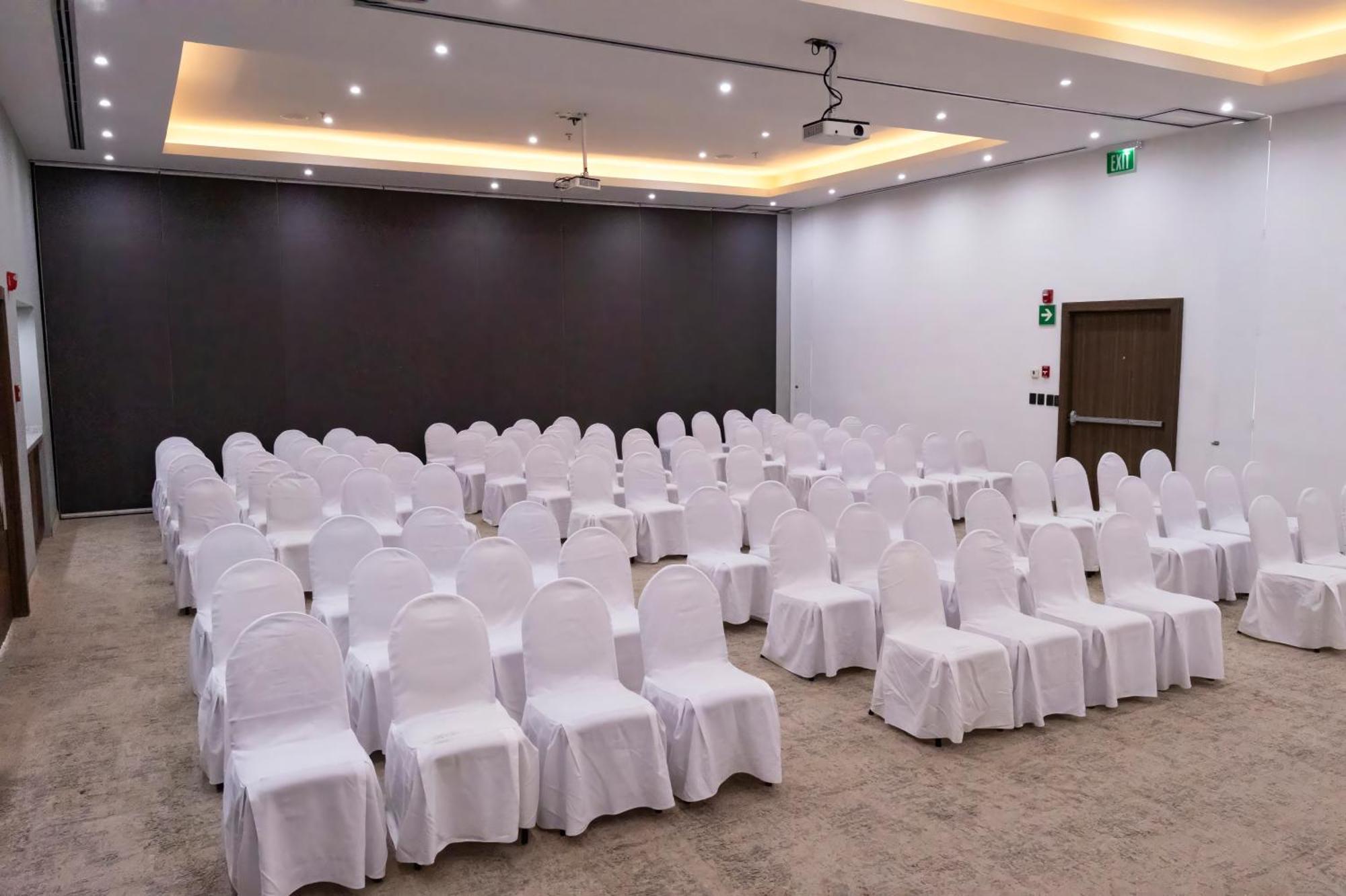 Holiday Inn Uruapan By Ihg Exterior photo