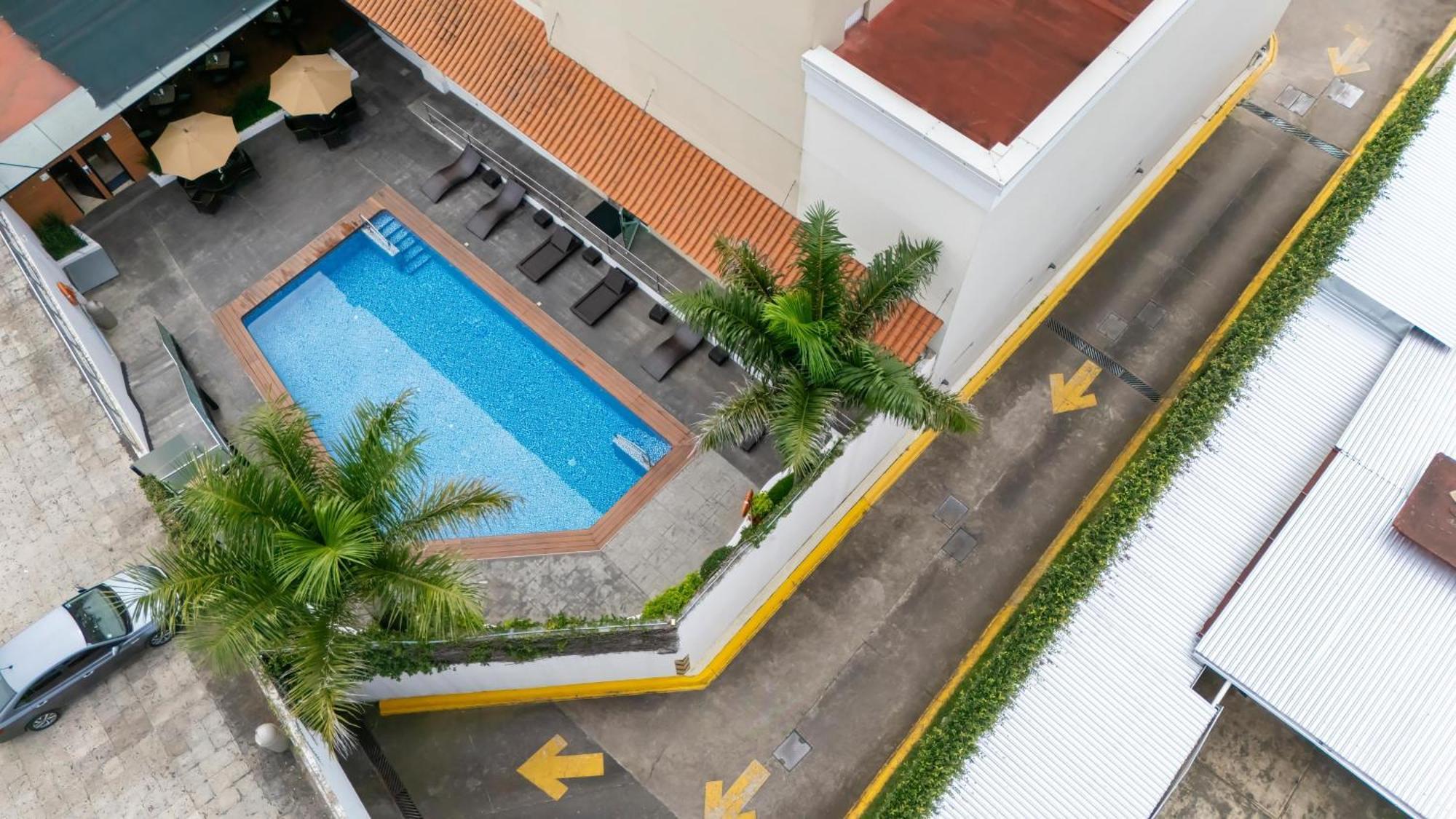 Holiday Inn Uruapan By Ihg Exterior photo
